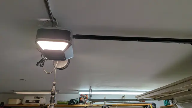 Ceiling-mounted garage door opener with built-in LED light